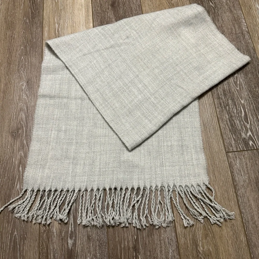 🧣 H & M super soft scarf light gray excellent.